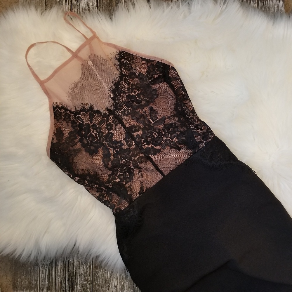 ♥️TOPSHOP Fitted Midi Lace Dress♥️